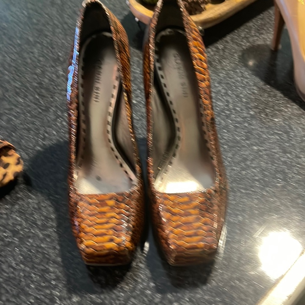 High heel leather pumps